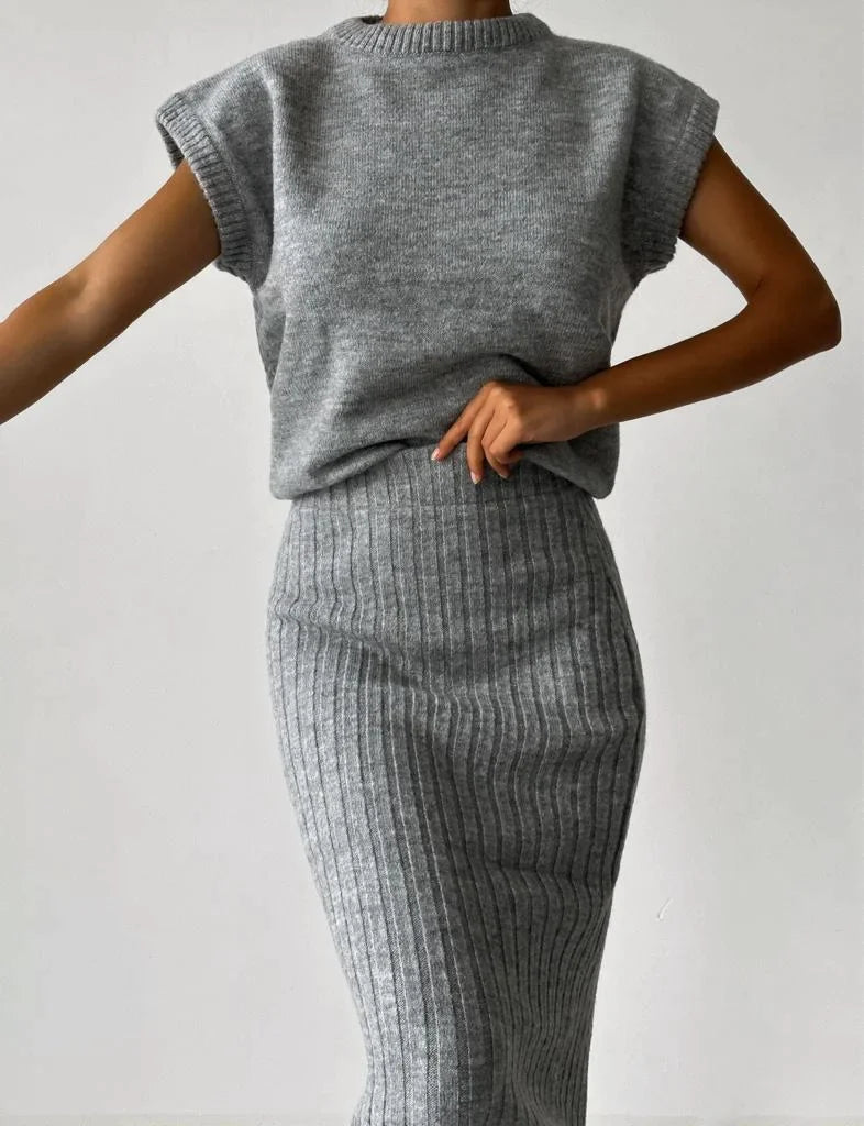 CAVELLI ™  | CARDIGAN SANS MANCHES ET JUPE EN MAILLE